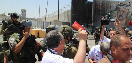 الاتحاد الدولي للصحفيين يستنكر الإعتداء على الصحفيين الفلسطينيين